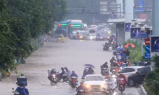 Hà Nội mưa xối xả rồi ngập khắp ngả