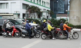 Dừng đèn đỏ kiểu 'khôn lỏi' ở Hà Nội, tài xế ngỡ ngàng khi nhận phiếu phạt