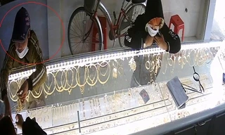 Yến (khoanh tròn đỏ) bị camera tiệm vàng ghi lại lúc trộm vàng. Ảnh: Cắt từ camera