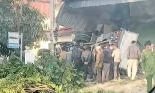 Ô tô tải lao vào nhà dân lúc rạng sáng, 2 người thương vong