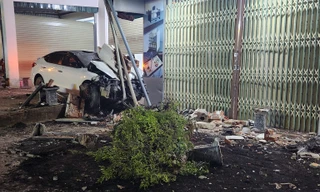 Nữ tài xế tông sập hiên nhà khi chở chồng đi nhậu trở về, con trai 6 tuổi bị thương