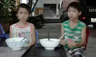 Hai trẻ em được chăm sóc tại một cơ sở bảo trợ ở TP.HCM