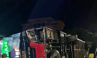 Hé lộ nguyên nhân xe khách lật tại Ninh Bình, ít nhất 4 người tử vong