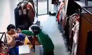 Cướp mặc áo GrabBike, xịt hơi cay chủ shop lấy tài sản