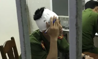 Một cảnh sát bị kẻ nghi ngáo đá tấn công ngay tại trụ sở