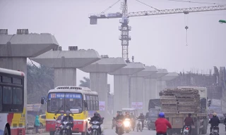 Khu vực này là nơi thi công điểm cuối tuyến đường sắt trên cao Cát Linh - Hà Đông và công trình cải tạo quốc lộ 6A. Mỗi ngày có hàng nghìn phương tiện chạy qua khiến đoạn đường dài hơn 500 m thường xuyên bụi bặm