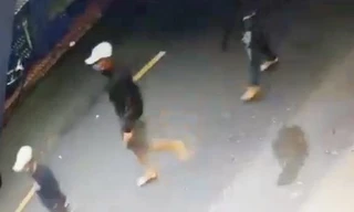 Nhóm thanh niên mang hung khí truy sát người tại tiệm cầm đồ. Ảnh: cắt từ clip