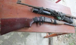 Ngã xe máy khiến súng cướp cò, một 'thợ săn' tử vong