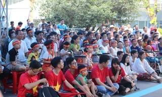 Cổ động viên ngồi xe lăn, truyền máu vẫn cuồng nhiệt cổ vũ U23 Việt Nam