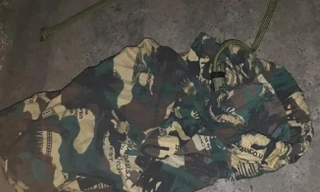 Chiếc túi vải nghi can tự chế trùm đầu tài xế xe ôm để cướp tài sản