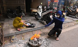 Người dân đua nhau đốt vàng mã cúng rằm tháng 7 trên vỉa hè phố cổ Hà Nội