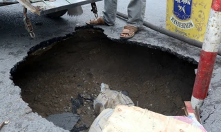 "Hố tử thần" rộng hơn một m2 và sâu gần 2 m, nằm án ngữ ở giữa đường Đại Cổ Việt