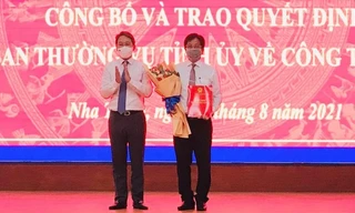 Bí thư Tỉnh uỷ Khánh Hoà Nguyễn Hải Ninh (bên trái ảnh) trao quyết định cho ông Hồ Văn Mừng. Ảnh Xuân Thành/Boá Khánh Hoà.