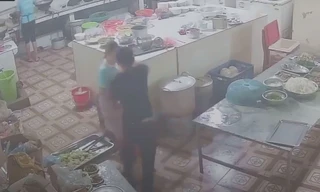 Kinh hoàng cảnh nữ phụ bếp bị tạt axit bỏng mặt, hỏng một bên mắt