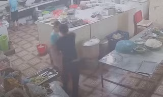 Kinh hoàng cảnh nữ phụ bếp bị tạt axit bỏng mặt, hỏng một bên mắt