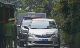 Xe chuyên dụng đưa các bị cáo tới tòa