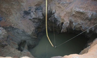 Rút nước 'hố tử thần' nguy cơ cát sụt xuống, giảm xác suất thi thể tự nổi lên