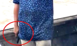 Khi bị hỏi quay phim để làm gì, ông Thắng bất ngờ rút súng và bắn một phát nhưng không trúng ai