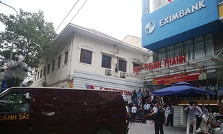 Cảnh sát khám xét Eximbank TP HCM và bắt tạm giam hai nữ cán bộ hôm 26/3