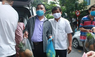 Ông Đoàn Ngọc Hải bán hết xe hoa quả giữa phố Hà Nội sau 15 phút, 'lãi' hơn 4 triệu đồng