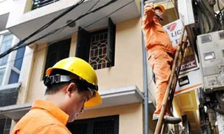 Đình chỉ công tác 2 công nhân ghi chỉ số công tơ điện