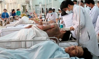 Ba công nhân đang được cấp cứu tại bệnh viện