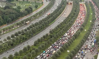 Ùn tắc nghiêm trọng trên Đại lộ Thăng Long: Yêu cầu chủ đầu tư dỡ rào thi công 