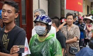 Đứng hàng giờ dưới mưa chờ mua bánh trung thu ở Hà Nội