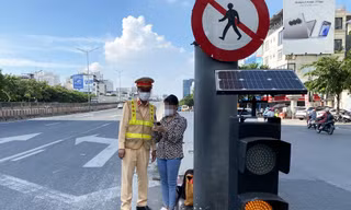 Đi bộ vào đường cao tốc đón xe về quê, người phụ nữ ngỡ ngàng nhận phiếu phạt