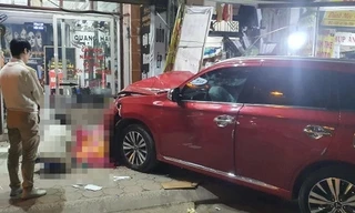 Ô tô tông liên hoàn trước cổng Học viện Tài chính, 2 người đi bộ thương vong