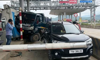 Xe tải tông ô tô khi vào trạm thu phí, 2 nhân viên bị thương