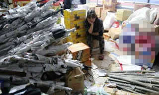 Phát hiện kho 'hàng nóng' của nữ 8X