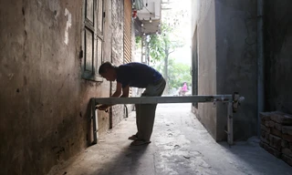 Hà Nội: Dân ngõ nhỏ tự làm barie chắn xe qua lại trong giờ cao điểm