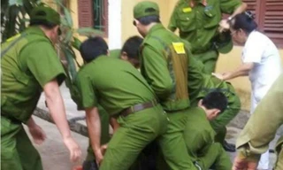 Hai công an bị đâm khi vây bắt sòng bạc