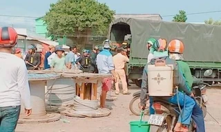 Cảnh sát khống chế Sinh đưa lên xe