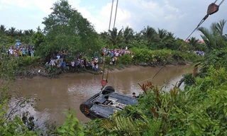 Đau xót 4 cỗ áo quan ở đám tang nạn nhân vụ chìm Mercedes