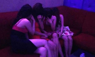 Nữ nhân viên massage thoát y, kích dục cho khách