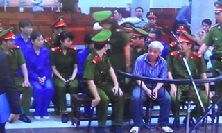 "Bầu" Kiên trước vành móng ngựa phiên xử sơ thẩm ngày 16/4. Phiên tòa sau đó đã bị hoãn vì bị cáo Trần Xuân Giá vắng mặt 