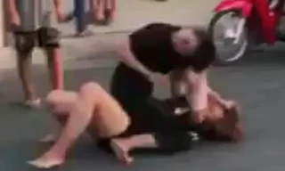 Hai cô gái lao vào 'quyết đấu' giữa đường, nhiều người vỗ tay cổ vũ