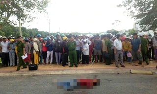 Anh Lâm nằm chết bên đường. Ảnh: Báo Người Lao Động