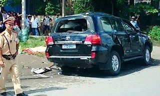 Xe 7 chỗ bị bắn vào lề đường khiến 3 người tử vong và một người bị thương. Ảnh: Sơn Dương