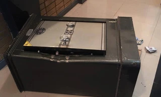 Thuê thợ đến phá két sắt nhà hàng xóm