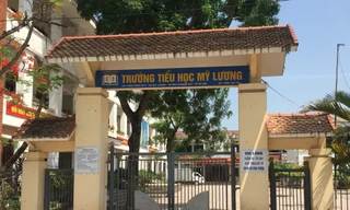 Nữ sinh lớp 5 bị nhóm bạn bắt quỳ gối, cởi đồ