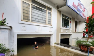 Sau mưa lớn, người dân ở khu biệt thự 'triệu đô' vẫn phải lội nước vớt đồ