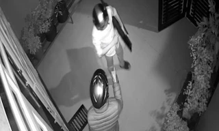 Tên cướp nửa đêm xông vào nhà giằng co điện thoại của gia chủ