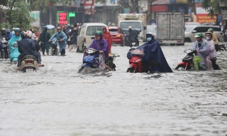 Nước sông Nhuệ tràn bờ, nhiều khu vực tại quận Hà Đông ngập sâu