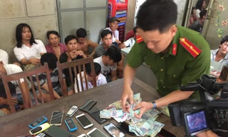 Các đối tượng và tang vật bị Công an bắt giữ