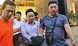 Tùng (đeo kính) bị bắt tối 1/10. Ảnh: VnExpress