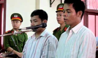 Hồ Văn Thành và Hồ Văn Công tại phiên tòa sơ thẩm ngày 30/5. Ảnh: Văn Được