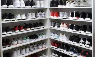 Tủ giày hàng hiệu của một bạn trẻ có giá khiến nhiều người choáng váng